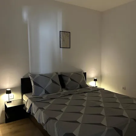 Apartment Two Stars *